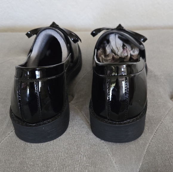Cute, glossy black shoes - Picture 5 of 7